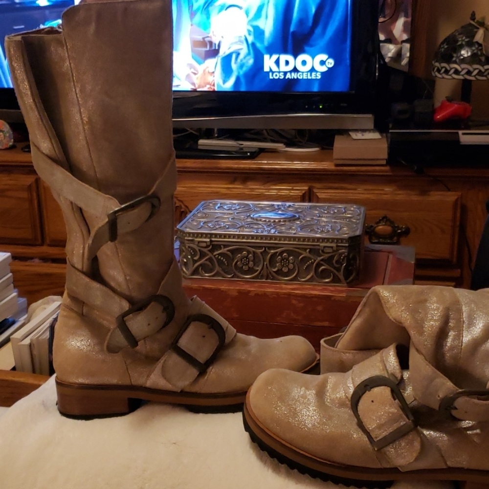Suede boots